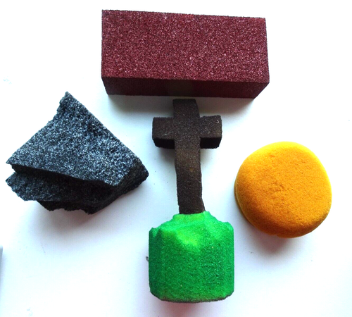MAGIE - KONVOLUT mit vier (4) SCHWÄMMEN, ZIEGELN, KREUZ & HAMBURGER