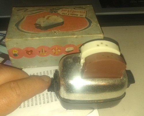 VINTAGE POP UP TOASTER SALT & PEPPER SET - MADE IN USA - Picture 7 of 12