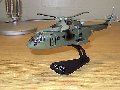 AW101 Helicopter MODEL 1//100 /& Stand Italeri Model SKYFALL 007 JAMES BOND
