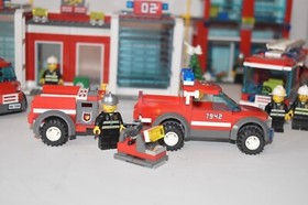 Lego Town Fire #'s 7208 7944 7942 7043 Lot of 4 Sets Hydro Boat Station Off-Road