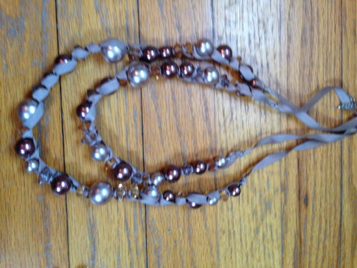 Lote de joyería de disfraz mezcla de collares, algunas perlas pulseras y pendientes - Imagen 5 de 8