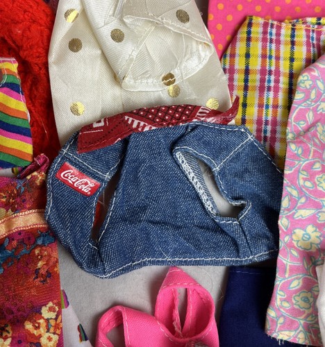 Riesiges Konvolut Vintage 90er Barbie Puppen, Kleidung, Schuhe, Küchenzubehör 250+ Teile - Bild 22 von 24