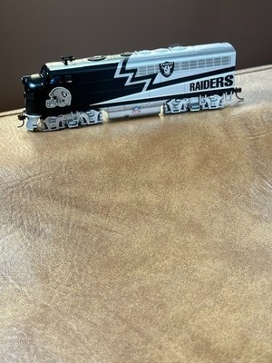 2002 Hawthorne Village NFL '' The Oakland Raiders Locomotive'' HO Model Train