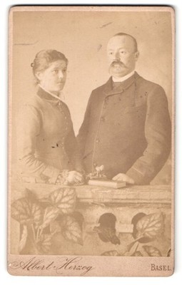 Fotografie Albert Herzog, Basel, Vater mit Tochter im Biedermeierkleid steht an 