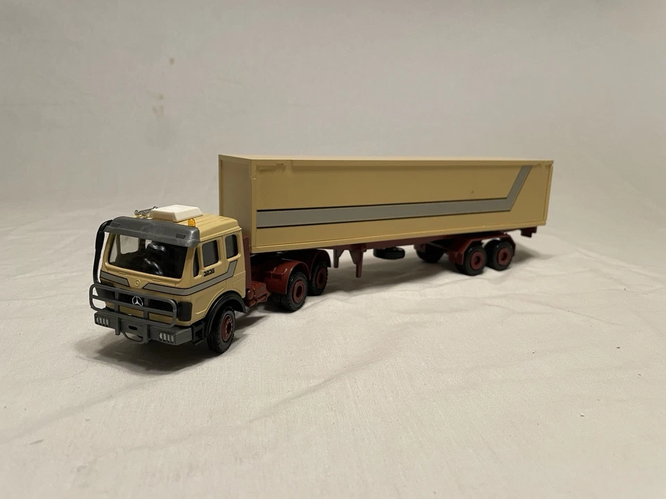 Conrad No. Camión de carga Mercedes Benz 3027 Foto 3 de 4