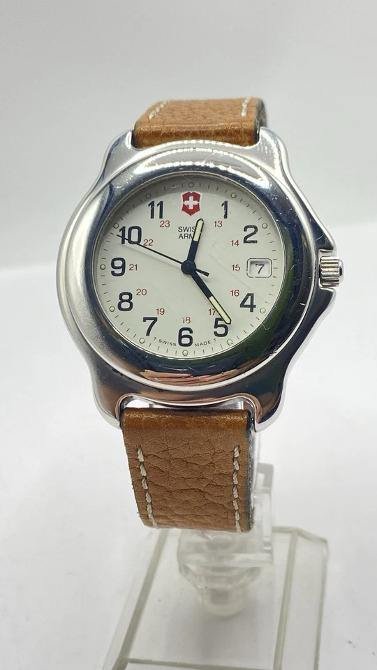 Reloj de cuarzo Victorinox Swiss Army para hombres oficiales tono plata fecha 40 mm de colección. FUNCIONANDO Foto 2 de 4