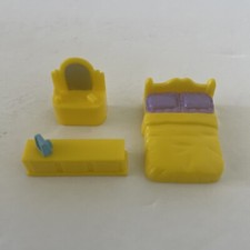 1993 Vivid Imaginations Teeny Weeny Families - Bedroom Yellow Furniture Bed