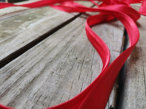 28 YDS LOT~PRE-FOLDED BIAS BINDING~5/8"=16MM~POLY-SATIN~'REAL RED'~FROM AUST - Picture 11 of 12
