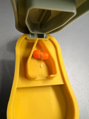 Tagliapillole Spaccapillole 1/4 Taglia Accuratamente Più Pillole Pulsante a Scatto Facile Apertura - Foto 2 di 7