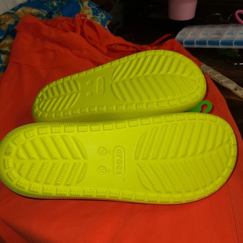 NWT Crocs Classic Slide Sandals M10/W12 Yellow Rubber Open Toe Outdoor Slip On - Picture 5 of 5