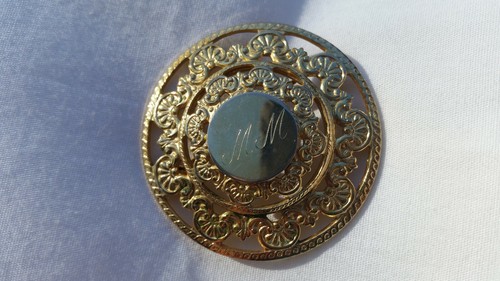 Gold tone round Brooch w tiered 2 row design around flat center with initials MM - Picture 4 of 8