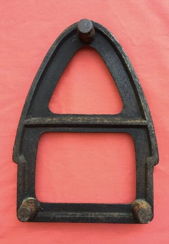 Vintage Sad Iron Shaped Trivet  / very heavy legs   CS1 - Picture 2 of 2