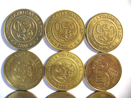 9x Chuck E Cheese Pizza Brass Coin Tokens -Dates 2008-09-10-11-12-13-14-15-2016 - Picture 4 of 8