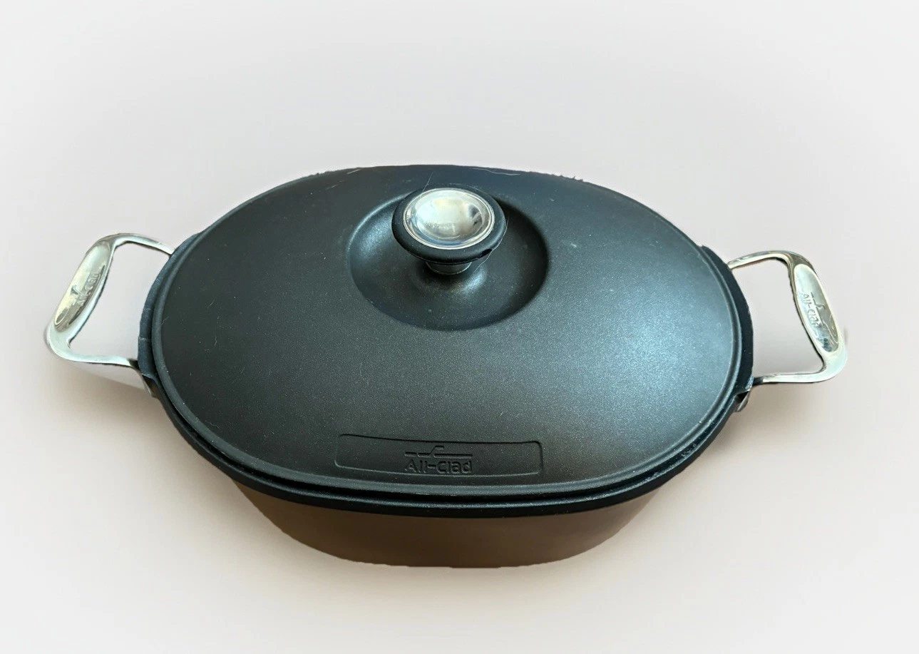 All Clad 6.5 qt / 6.2 L Dutch Oven Nonstick Cast Aluminum with lid in Black Cook