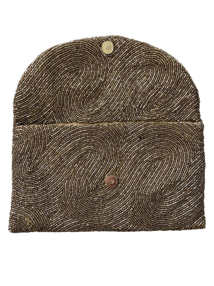 Bolso sin asas Moyna con cuentas tono dorado patrón de remolino dorado frente a presión forro satinado Foto 2 de 4