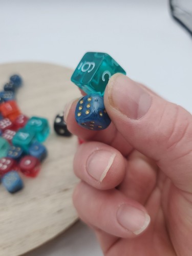 Lotto di 57 dadi a 6 lati di diversi colori e dimensioni. - Foto 7 di 10