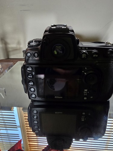 Nikon D700 12.1 MP Digital SLR Camera - Black (Body Only) And Chager Used - Picture 7 of 8