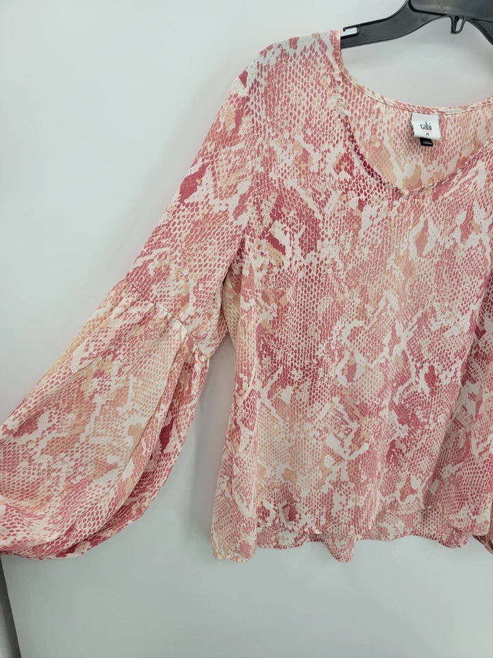 Blusa boho artística manga linterna estampado reptil marfil rosa mediano Cabi Top para mujer Foto 3 de 4
