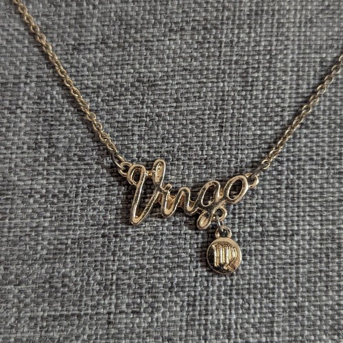 Trendy Gold Tone Zodiac Virgo Cursive Name Plate Charm Dainty Delicate Necklace - Bild 2 von 3