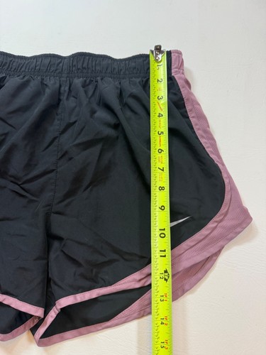Pantalones cortos para correr Nike Dri-Fit para mujer negros y rosas medianos absorbentes (bin DD191) - Imagen 5 de 6