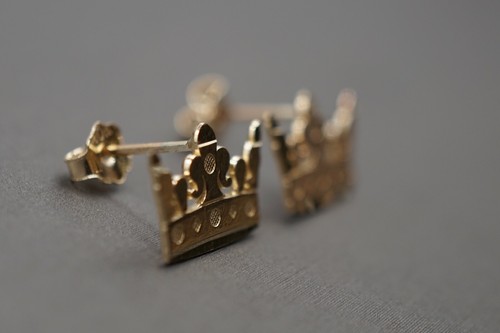 10K Solid Yellow Gold Diamond Cut Flat Queen King Crown Stud Earring. - Picture 2 of 12