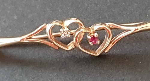 Vintage 9ct Solid Yellow Gold Bar Brooch Featuring 2 Hearts Diamond & Ruby - Bild 2 von 9
