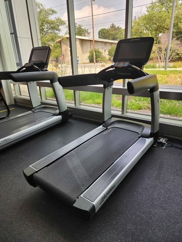 Life Fitness Elevation Series SE3 95T Treadmill - Cleaned and serviced - Picture 5 of 9