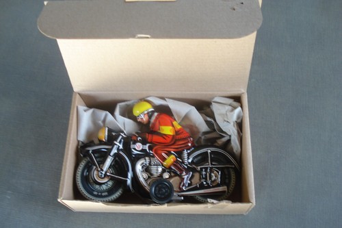 Motorcyclist in Black Made in Germany Dunlop Cord, collect tinplate friction toy - Picture 5 of 10
