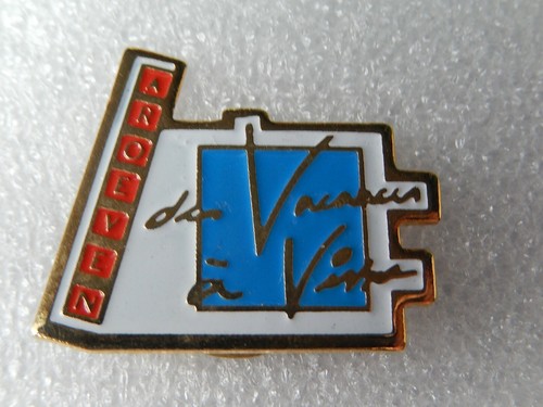 pin´s - AROEVEN - DES VACANCES A VIVRE