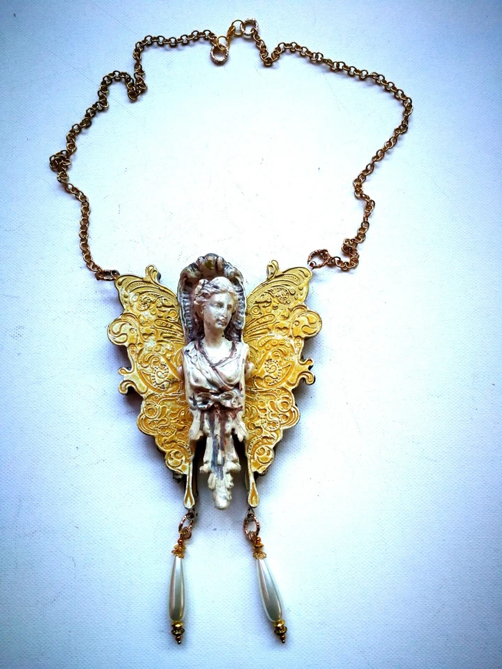 Madame Mariposa Antigua Estatua Griega Cabeza Retrato Escultura Collar Perla Babero Foto 2 de 4