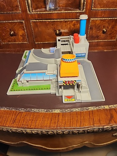 Micro Machines MERKIN MOTORS / TEST TRACK Double Take Playset - Picture 4 of 9