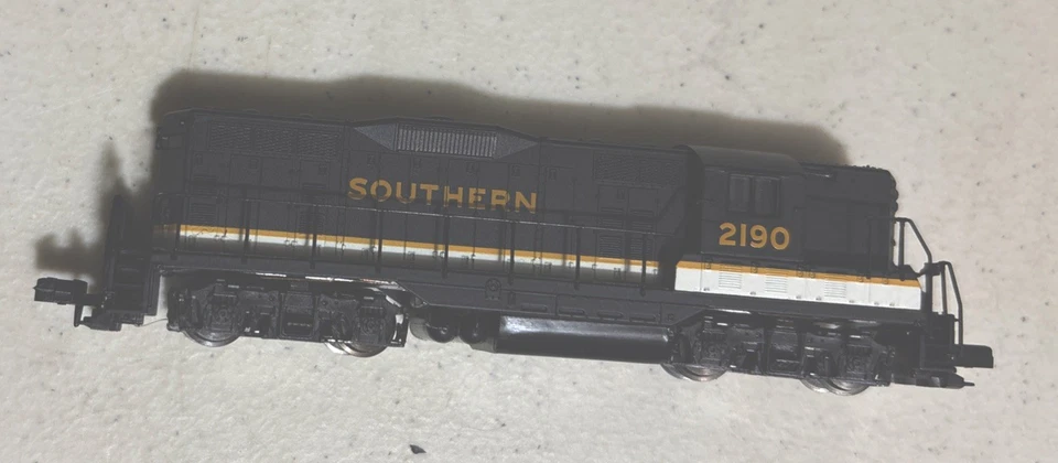 Atlas number 48227 GP-7 pH.2 southern #2190 diesel locomotive N Scale - Image 2 of 4