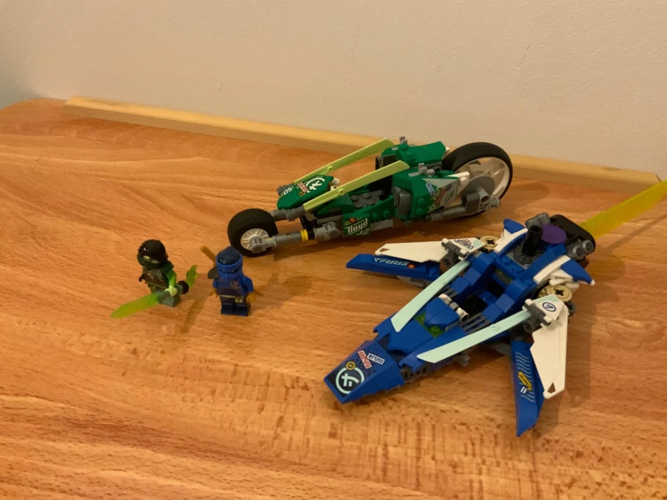 LEGO Ninjago 71709 Jay and Lloyd's Velocity Racers, photo 3 of 5