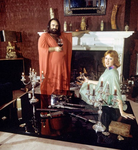 The Greek pop singer Demis Roussos poses together wife Dominique fr- Old Photo - Bild 1 von 1