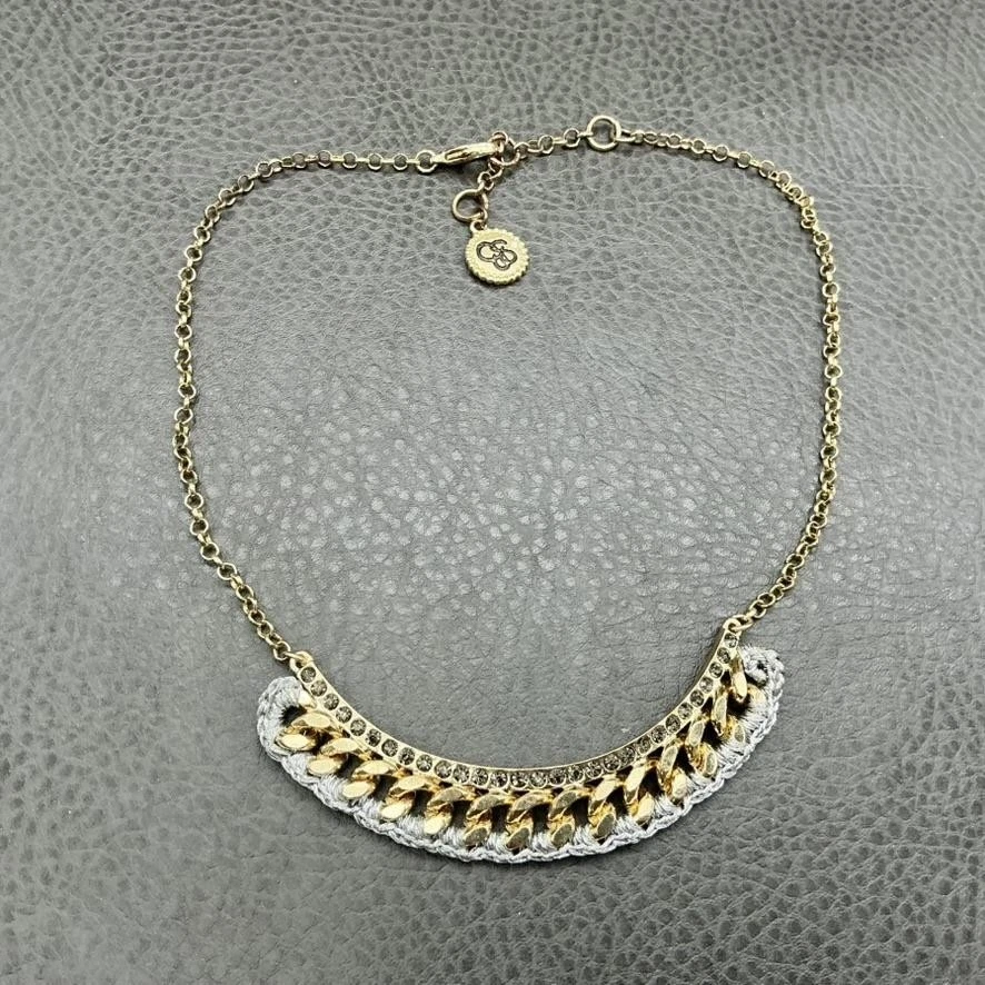 Collar con babero Jessica Simpson tono dorado estrás media luna cordón gris Foto 2 de 4