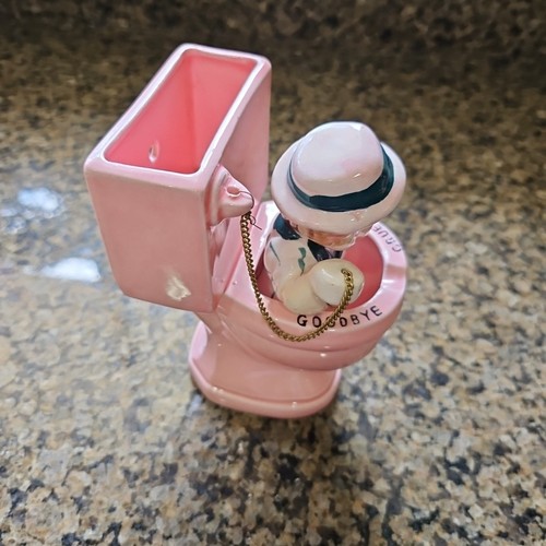 Cenicero de colección Hombre en rosa Inodoro GOODBYE CRUEL WORLD para fumar cerámica Japón Kitschy - Imagen 12 de 13