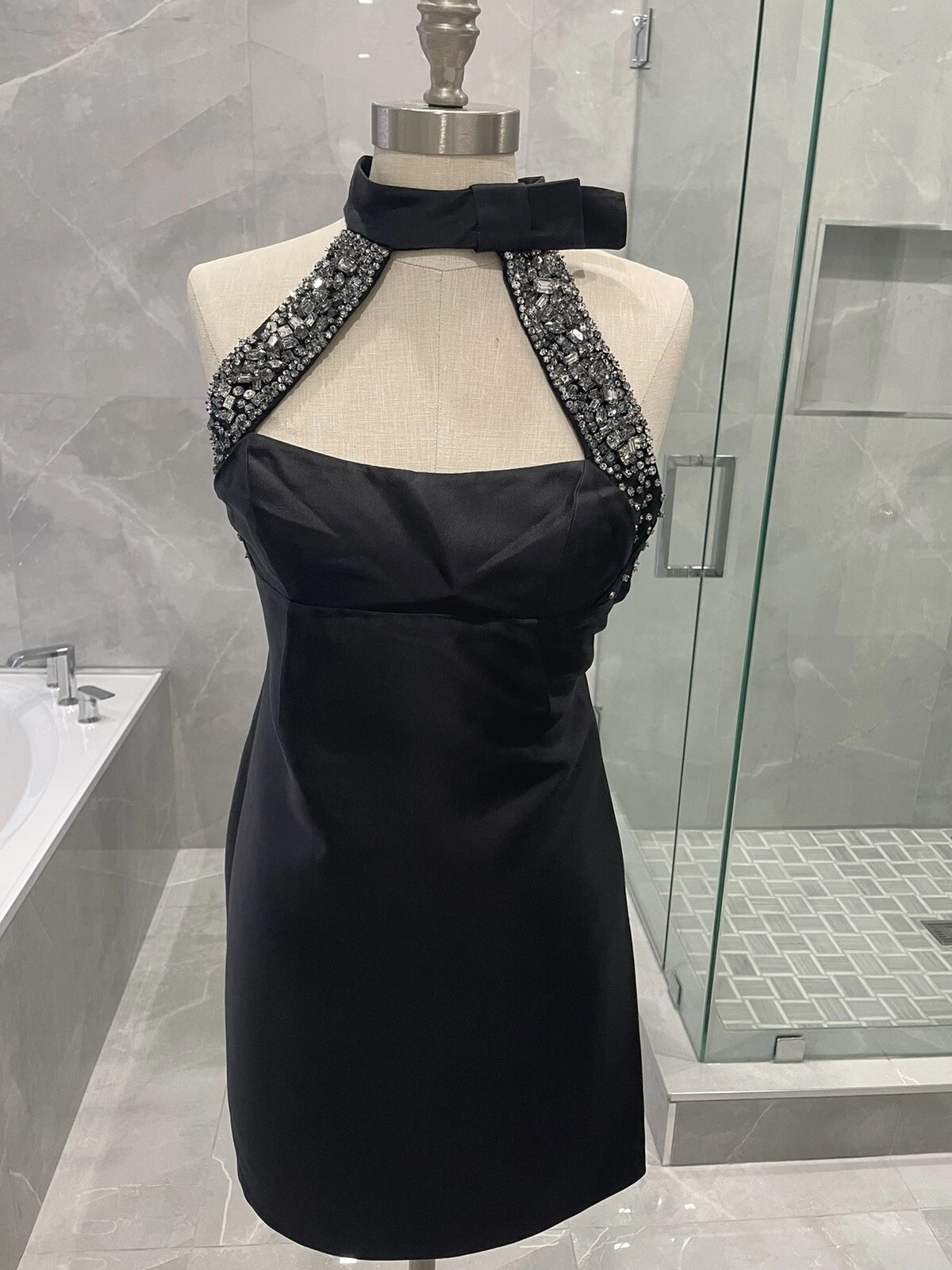 ROBE NOIRE COL LICOU GUCCI AVEC CRISTAUX TAILLE 40