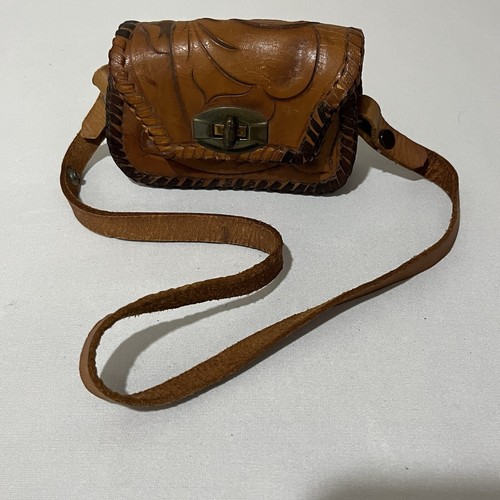 Mini borsa western vintage in pelle lavorata con patta e cinturino - Foto 7 di 7