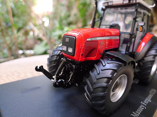 UH 1/32 - Massey Ferguson 8250 Xtra Diecast Scale Model Farm Tractor - Bild 8 von 24