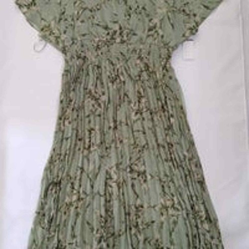 L Large NWT Taylor Floral-print Smocked Pleated Midi Dress In Sage Stunning RARE - Picture 3 of 9