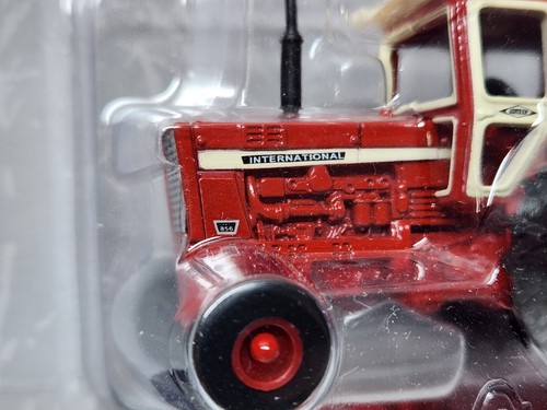 Case IH Farmall 856 Tractor With Duals & Hiniker Cab By Ertl 1/64 Scale - Picture 5 of 9