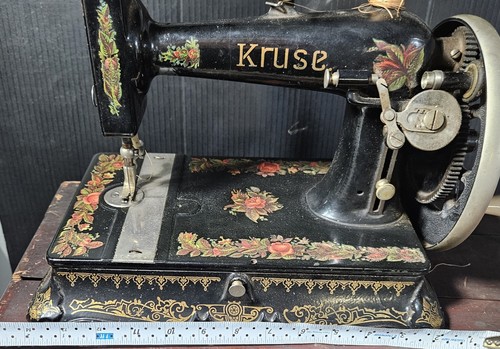Belle ancienne machine à coudre manivelle ornée Kruse & MURPHY Co socle pied - Photo 12 sur 12