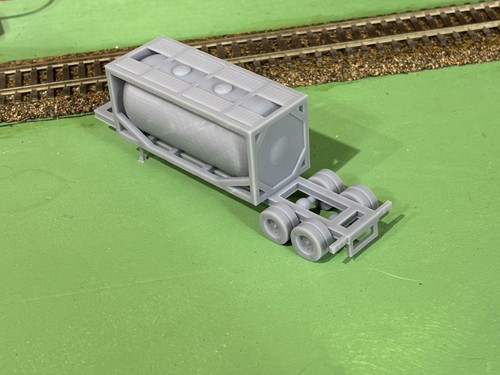 Semi Truck Trailer & 20 Liquid Shipping Container HO 1:87 Scale Model Train 1:87 - Picture 2 of 10