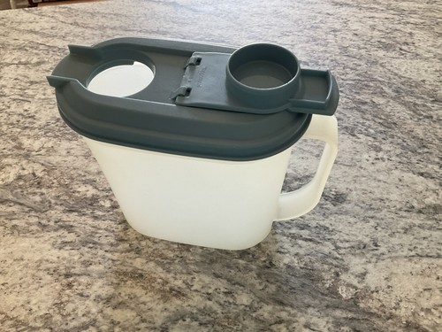 Tupperware Vintage Pitch Slimline 1 QT With Country Blue Lid Holds 32-40 Oz. - Picture 5 of 8