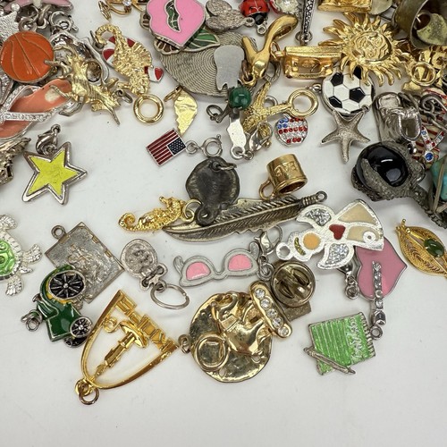 Lotto 1 libbra di ciondoli e bracciale charm vintage smaltato OTC argento placcato oro enorme - Foto 7 di 22