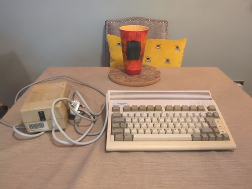 Commodore Amiga A600 Vintage Computer and power supply / Working Condition 
