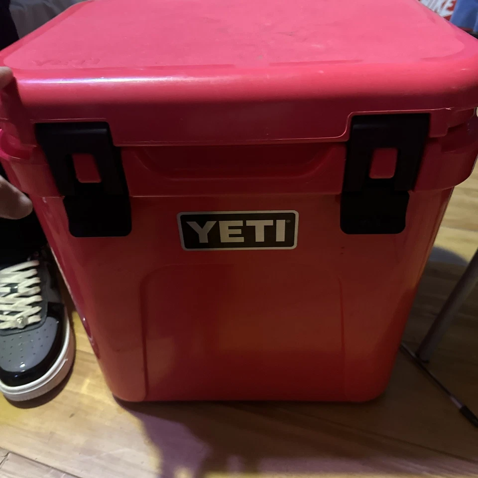 Yeti Cooler Rescate Color Rojo Edición Limitada Foto 4 de 4