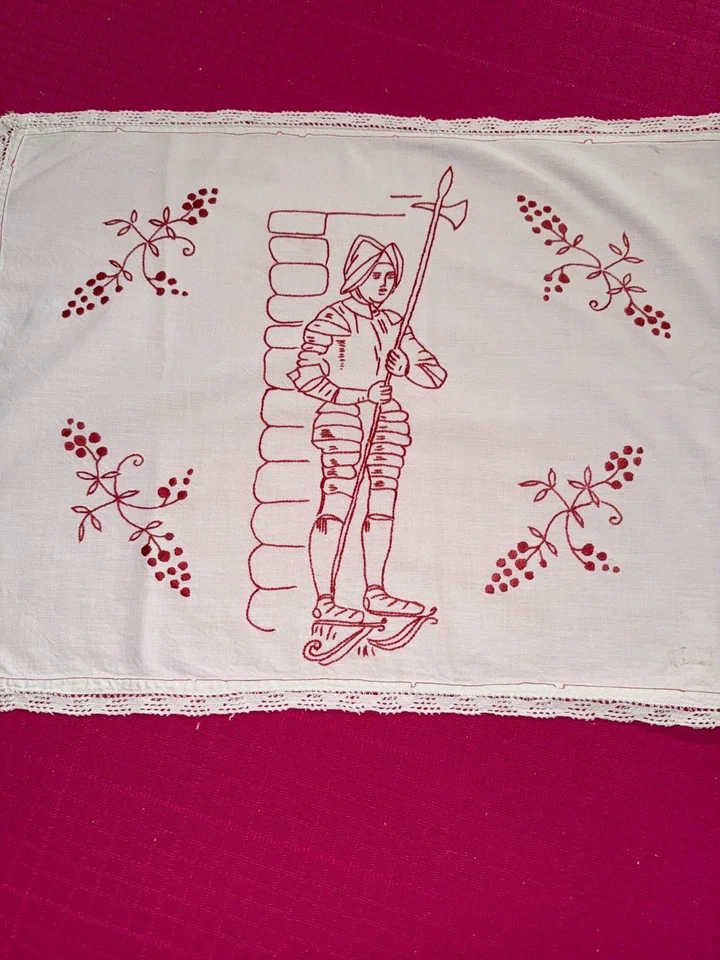 Grand napperon ancien brodé main Alsace, cigognes 120 cm x 37 cm - Photo 4/4