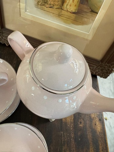 Juego de té de porcelana a lunares rosa Pottery Barn Kids en caja original - Imagen 4 de 10