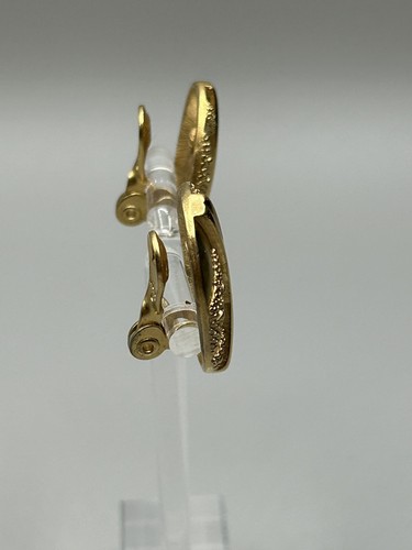 Pendientes Monet Oro Ovalados con Patrón Asimétrico Clip-on 1 1/8" x 7/8" - Imagen 9 de 10